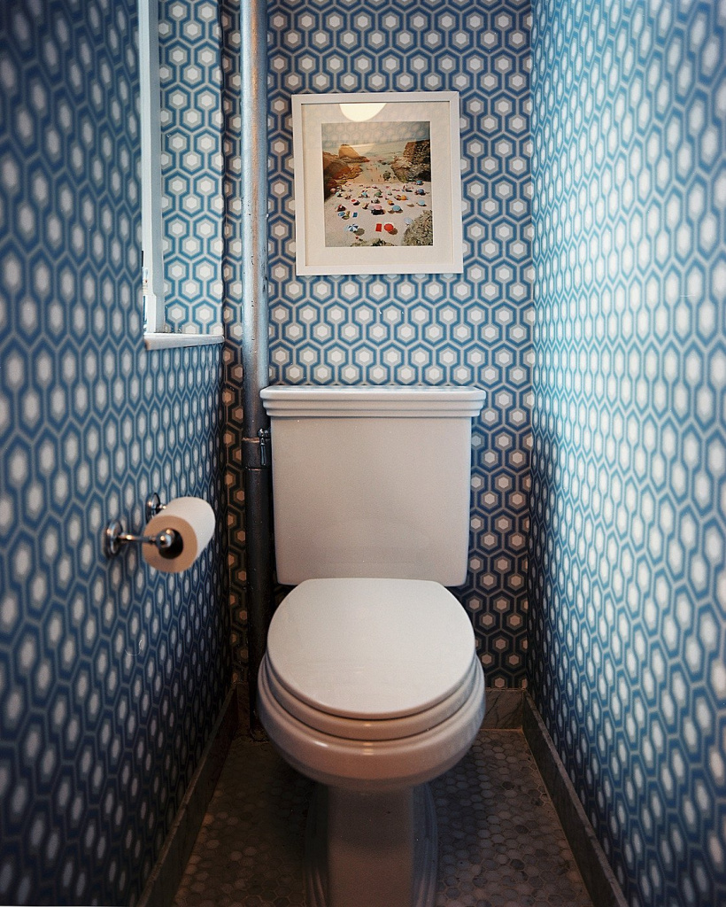 Как обновить туалет с использованием мозаики во время ремонта